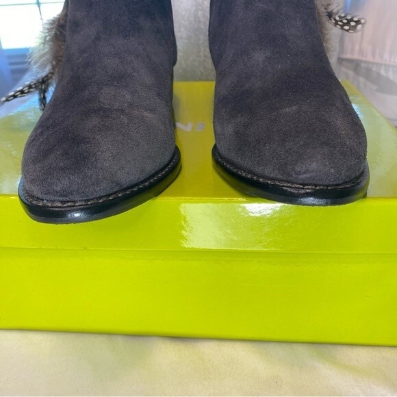 NWT Gianni Bini Charcoal Gray Suede Feather Detail Ankle Boots Rorrie Size 7M - Picture 10 of 15